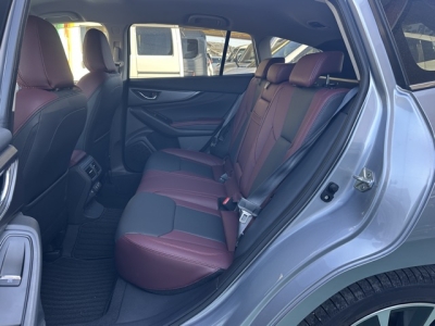 レヴォーグ(スバル)中古車 後席内装