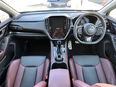 レヴォーグ(スバル)中古車 後席から見た前席