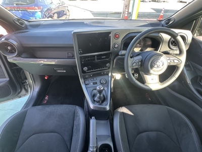 GRヤリス(トヨタ)中古車 後席から見た前席