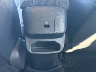 オーラ(ニッサン)中古車 後席から見た前席