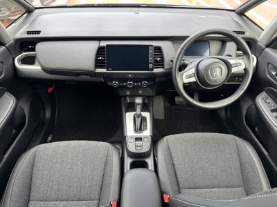 フィット(ホンダ)ディーラ-試乗車 後席から見た前席