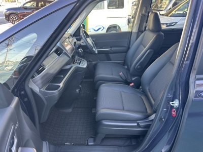 フリード＋(ホンダ)ディーラ-試乗車 前席内装