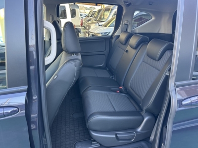 フリード＋(ホンダ)ディーラ-試乗車 後席内装