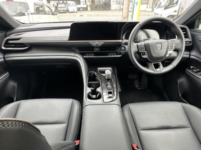 クラウンスポーツ(トヨタ)中古車 後席から見た前席