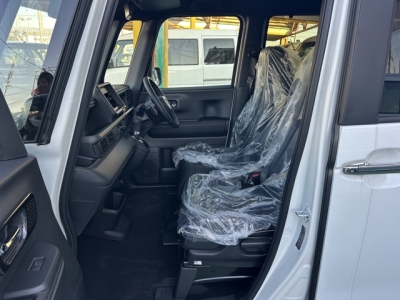 新型N-BOX(ホンダ)届出済未使用車 前席内装
