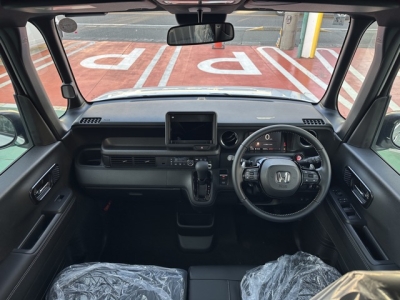 新型N-BOX(ホンダ)届出済未使用車 後席から見た前席