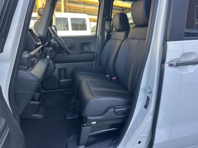 新型N-BOX(ホンダ)届出済未使用車 前席内装