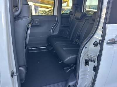 新型N-BOX(ホンダ)届出済未使用車 後席内装