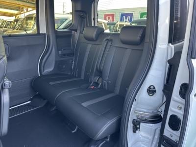 新型N-BOX(ホンダ)届出済未使用車 後席から見た前席