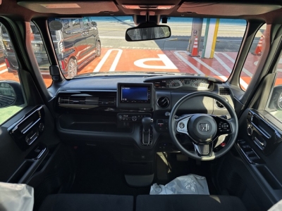 N-BOXカスタム(ホンダ)中古車 後席から見た前席