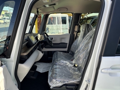 新型N-BOX(ホンダ)届出済未使用車 前席内装