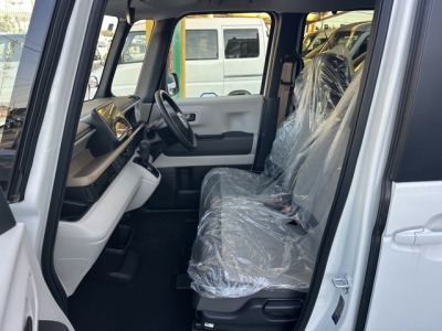 新型N-BOX(ホンダ)届出済未使用車 前席内装