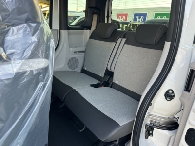 新型N-BOX(ホンダ)届出済未使用車 後席内装