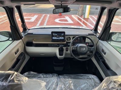 新型N-BOX(ホンダ)届出済未使用車 後席から見た前席
