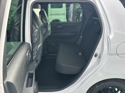 N-ONE(ホンダ)届出済未使用車 後席内装