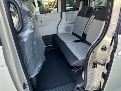 新型N-BOX(ホンダ)届出済未使用車 後席内装