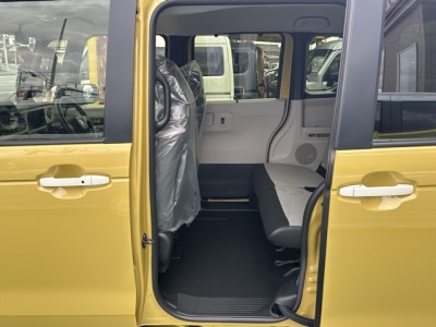 新型N-BOX(ホンダ)届出済未使用車 後席内装