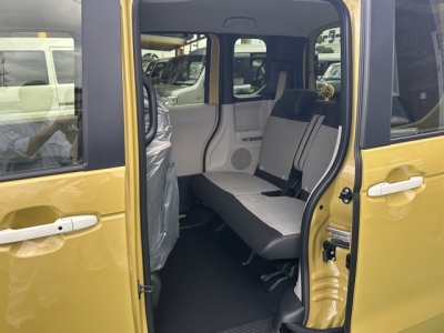 新型N-BOX(ホンダ)届出済未使用車 後席から見た前席