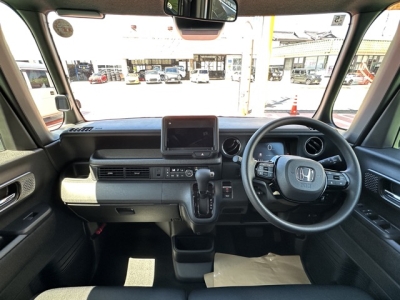 新型N-BOX(ホンダ)届出済未使用車 後席から見た前席