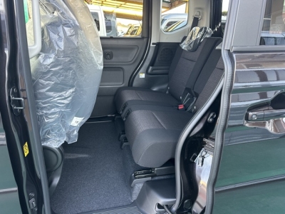 新型スペーシアカスタム(スズキ)届出済未使用車 後席内装
