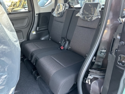 新型スペーシアカスタム(スズキ)届出済未使用車 後席から見た前席