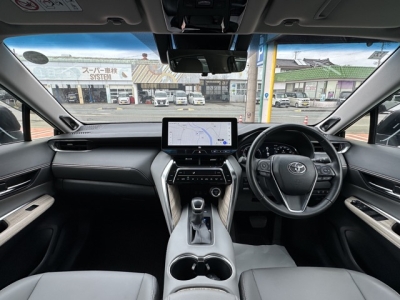 ハリアーハイブリッド(トヨタ)中古車 後席から見た前席