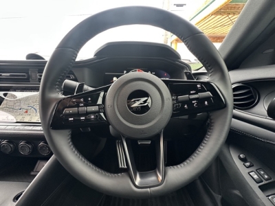 フェアレディZ(ニッサン)中古車 後席から見た前席