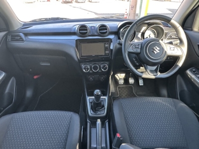 スイフト(スズキ)中古車 後席から見た前席