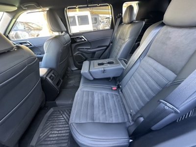 アウトランダーPHEV(三菱)中古車 内外装写真他２