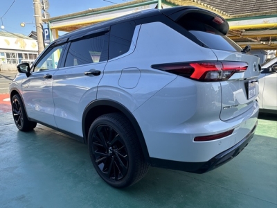 アウトランダーPHEV(三菱)中古車 後方