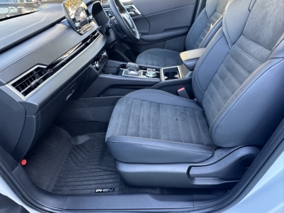 アウトランダーPHEV(三菱)中古車 前席内装