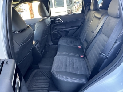 アウトランダーPHEV(三菱)中古車 後席内装