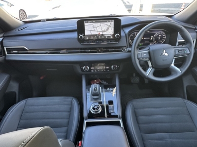 アウトランダーPHEV(三菱)中古車 後席から見た前席