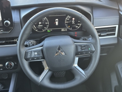 アウトランダーPHEV(三菱)中古車 内外装写真