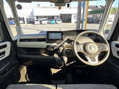 N-BOX(ホンダ)中古車 後席から見た前席