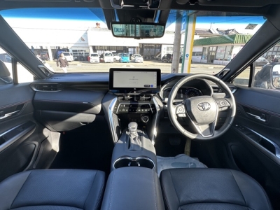 ハリアーPHEV(トヨタ)中古車 後席から見た前席
