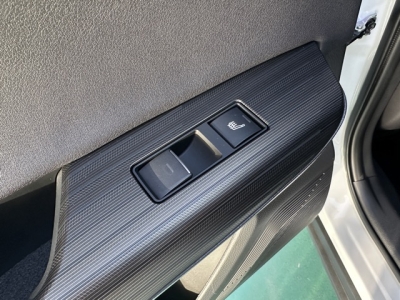 ハリアーPHEV(トヨタ)中古車 内外装写真他１