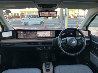 HONDA e(ホンダ)中古車 後席から見た前席
