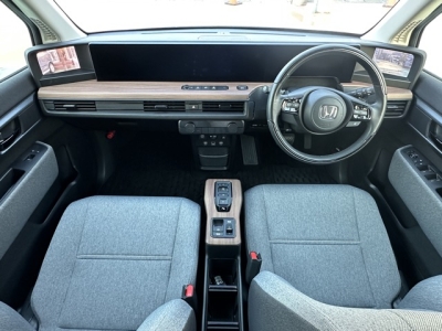 HONDA e(ホンダ)中古車 後席から見た前席