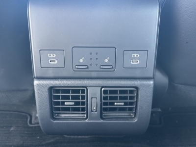 bZ4X(トヨタ)中古車 後席から見た前席