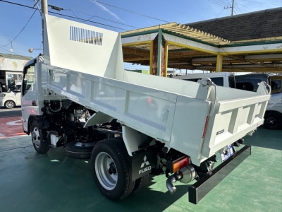 キャンター(三菱)登録済未使用車 後方