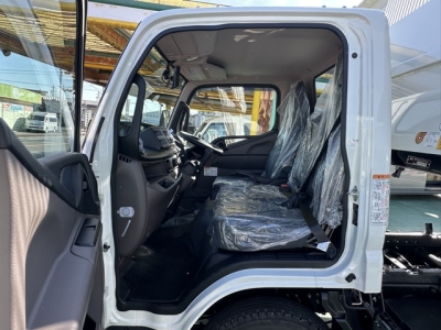 キャンター(三菱)登録済未使用車 前席内装