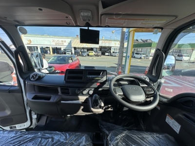 キャンター(三菱)登録済未使用車 後席内装