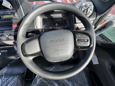 キャンター(三菱)登録済未使用車 後席から見た前席