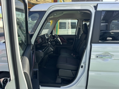 新型スペーシアカスタムのOEM(スズキ)中古車 前席内装