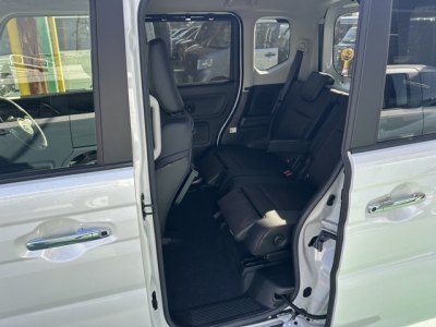 新型スペーシアカスタムのOEM(スズキ)中古車 後席内装