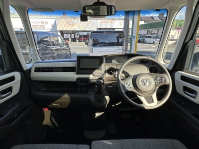 N-BOX(ホンダ)中古車 後席から見た前席