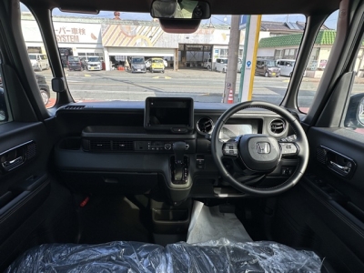 新型N-BOX(ホンダ)届出済未使用車 後席から見た前席