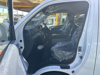 キャラバン(ニッサン)登録済未使用車 前席内装