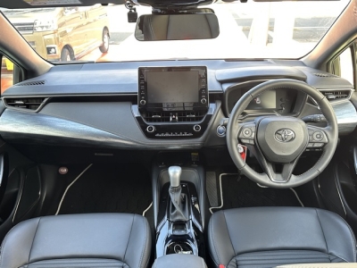 カローラツーリング(トヨタ)中古車 後席から見た前席